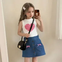 Top sin Mangas estampado de corazon con saya de mezclilla