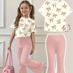 Un conjunto de dos piezas elegante para niñas