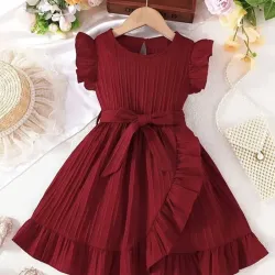 Un elegante vestido vintage con mangas con volantes para niñas