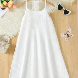 Vestido de verano sin mangas con un diseño de cuello elegante