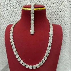 Juego de gargantilla con manilla modelo cuadrado 