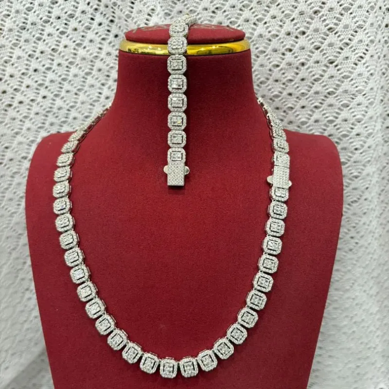 Juego de gargantilla con manilla modelo cuadrado 