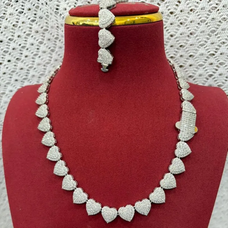 Juego de Gargantilla y manilla de corazones 