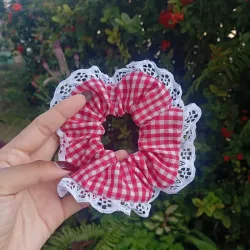Scrunchie con encaje 