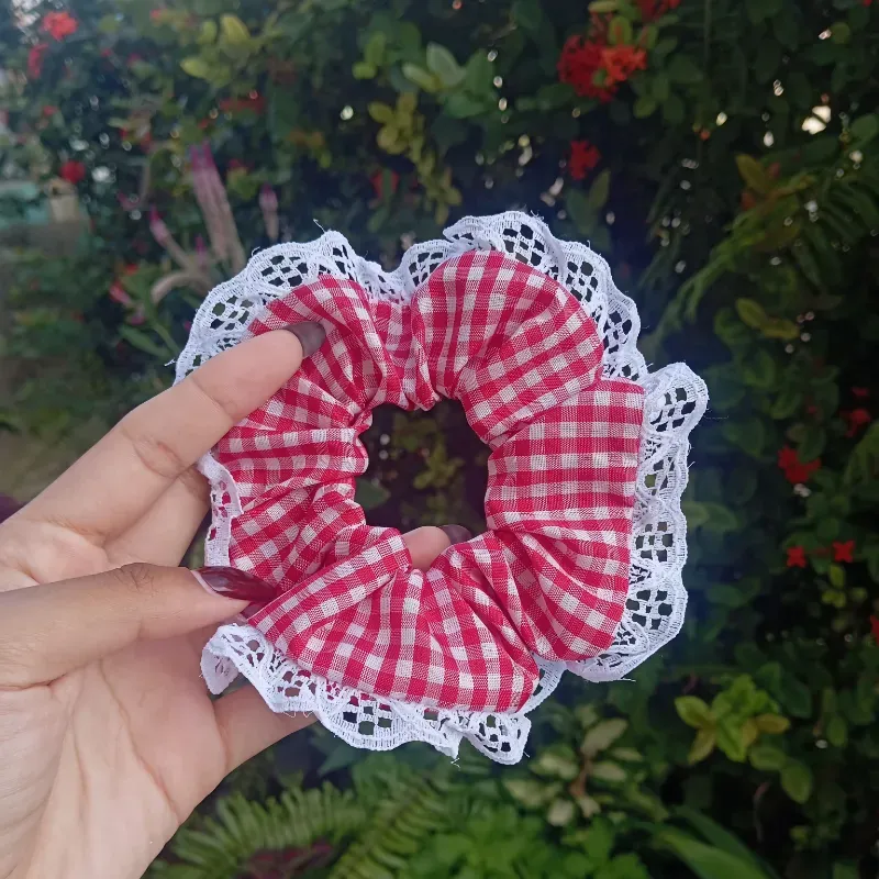 Scrunchie con encaje 