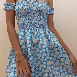 Vestido fruncido a la mitad azul