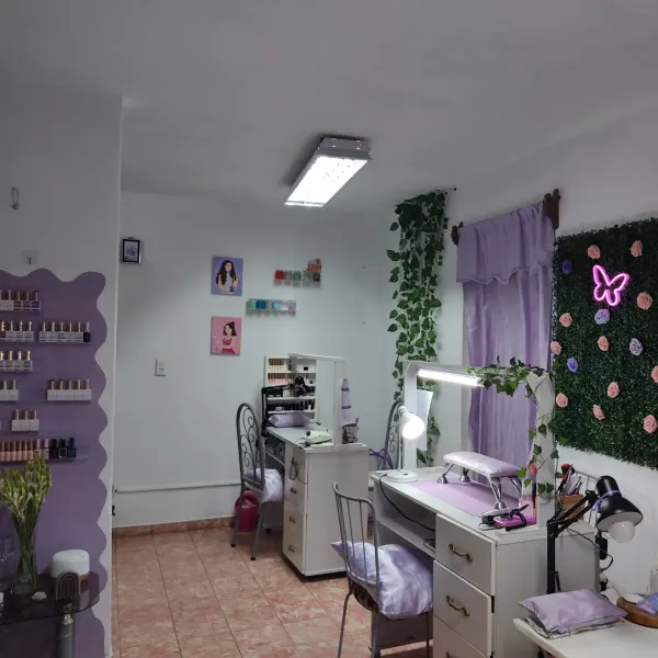 Belleza que Perdura, Estilo que Define 💜🌷😌

En el corazón de Santiago de Cuba, nace un espacio dedicado a realzar la belleza natural de tus manos . En Happy Glaze Salon  no solo hacemos uñas, creamos una experiencia única donde la elegancia y la durabilidad se unen.

Somos especialistas en el cuidado y embellecimiento de uñas naturales, utilizando la técnica de base Rubber. Esto significa que lucirás unas uñas impecables, flexibles y sorprendentemente resistentes, perfectas para el ritmo de tu vida, sin sacrificar la salud de tu uña natural.

Porque cada uña es un lienzo y cada mujer, una obra de arte.

Te damos la más cálida bienvenida a explorar nuestro catálogo. Aquí, encontrarás inspiración para ese estilo que tanto buscas, desde los diseños más clásicos y sofisticados hasta las tendencias más audaces. Sea cual sea tu esencia, tenemos el look perfecto para ti.

Estamos emocionados de ser parte de tu estilo y de ayudarte a lucir unas manos radiantes y llenas de confianza.

Happy Glaze Salon donde tus uñas naturales alcanzan su máximo esplendor.
