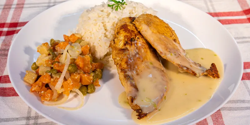 Chicken Supreme Grilled boneless, served with white garlic sauce, white rice, and mixed vegetables.