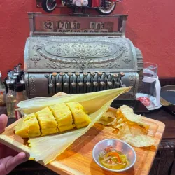 Tamal  con mojo criollo