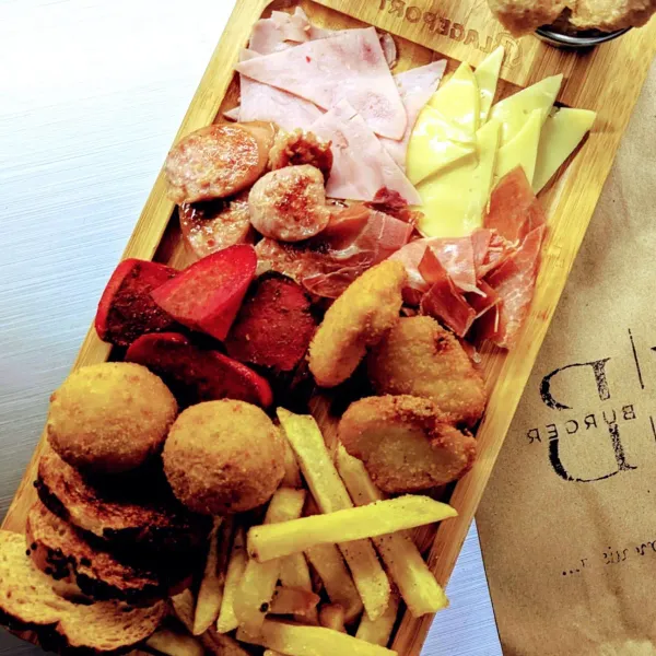 En Havana Burger nos especializamos en ofrecer comida rápida de calidad, con un servicio cercano y amable. Nuestro menú cuenta con una variedad de opciones como hamburguesas, hot dogs, pastas, diferentes entrantes y bebidas, preparados con ingredientes frescos y cuidadosamente seleccionados.
Ubicados en el Mercadito Victoria (calle 27, esquina 28), brindamos un ambiente agradable y un trato respetuoso, buscando siempre superar las expectativas de nuestros clientes.