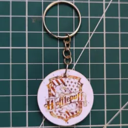 LLAVERO DE MADERA HUFFLEPUFF