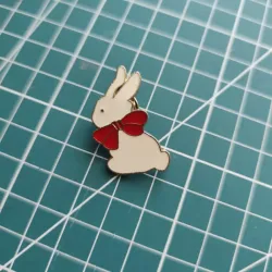 PIN CONEJO CON LAZO ROJO