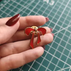PIN LAZO ROJO