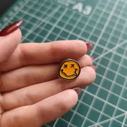 PIN SMILE FACE NIRVANA