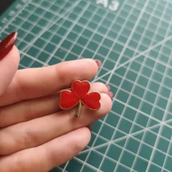PIN TREBOL ROJO