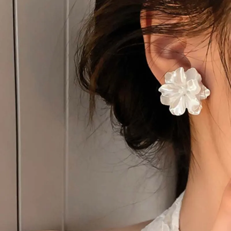 Aretes flor de resina nacarada