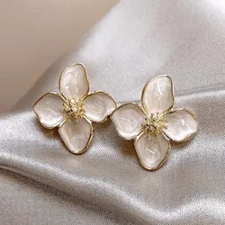 Aretes flor nácar con borde dorado