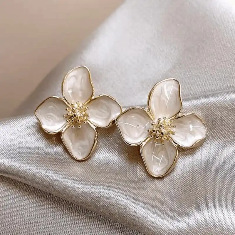 Aretes flor nácar con borde dorado