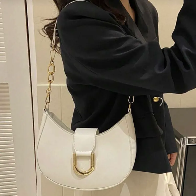 Cartera Blanca con Detalle Dorado