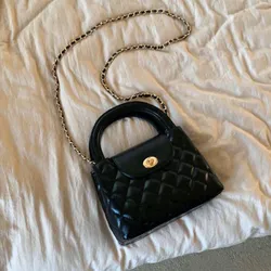 Cartera Negra con Cadena Dorada