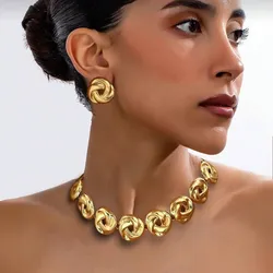 Set de collar y aretes dorados diseño nudo