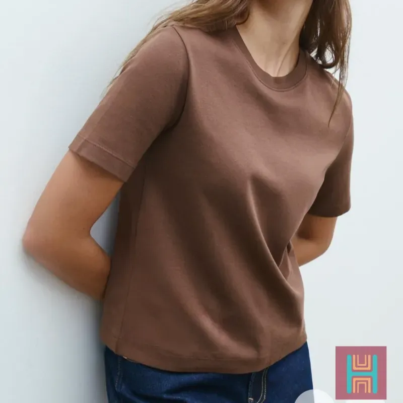 CAMISETA BÁSICA REGULAR FIT CUELLO REDONDO MARRÓN 0009