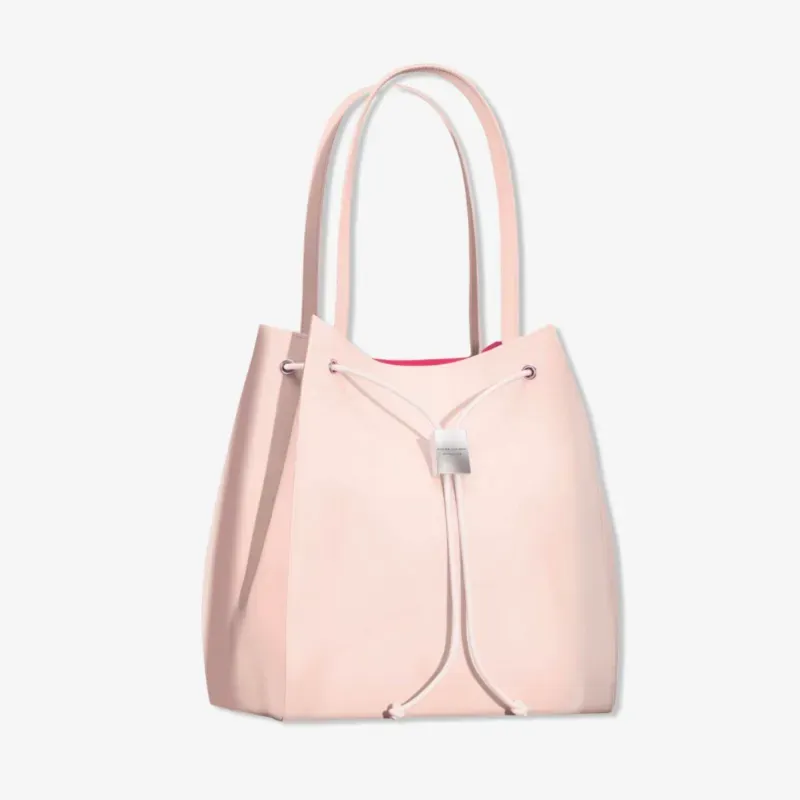 Bolso rosa pálido con cordón de Carolina Herrera 