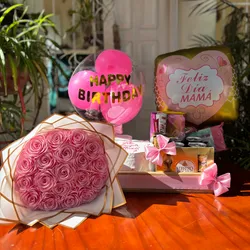 Caja con mini torta, confituras y ramo de rosas eternas🎂🍭💐