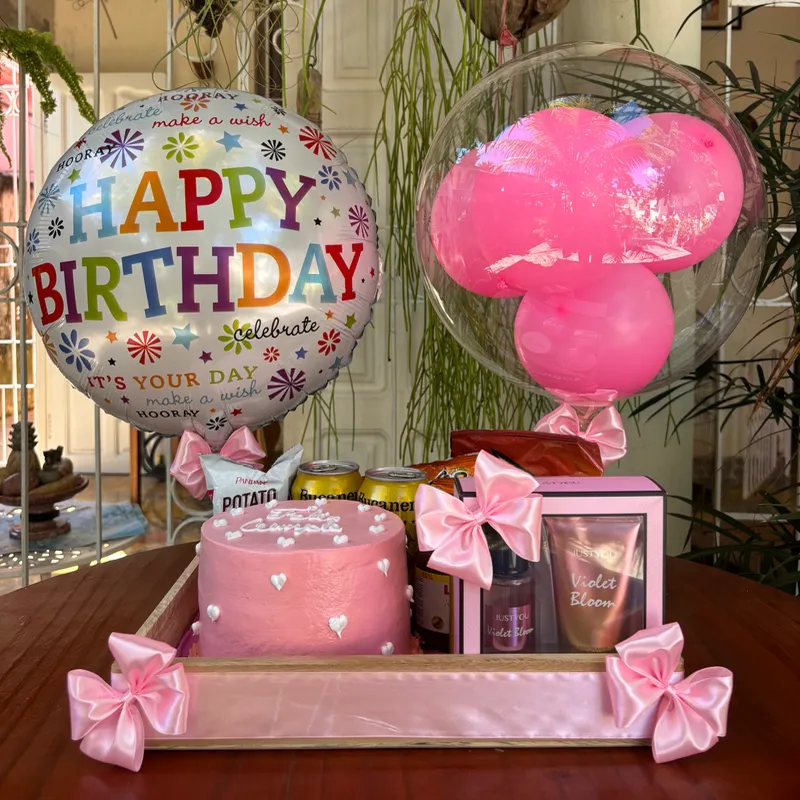 Caja con mini torta, confituras y set de colonia y crema💕