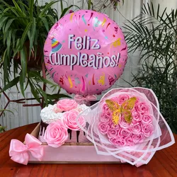 Caja con mini torta y ramo de rosas eternas🎂💐
