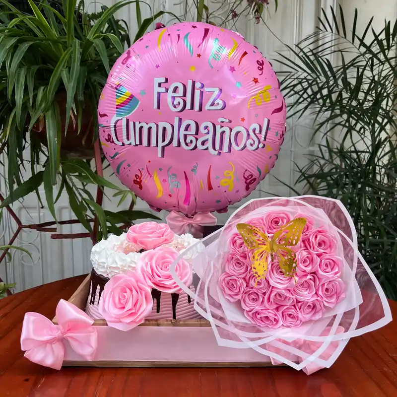 Caja con mini torta y ramo de rosas eternas🎂💐