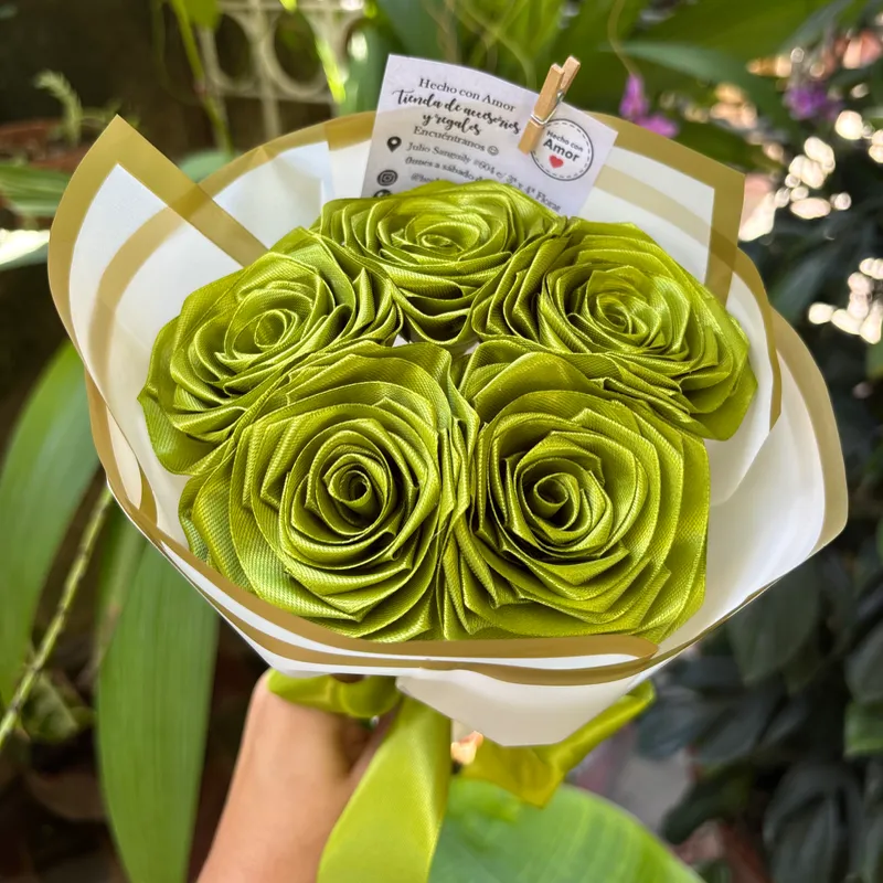 Ramo de 5 rosas eternas💚