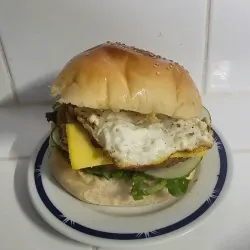 Hamburguesa con Huevo Frito, Jamón y Queso Gouda 