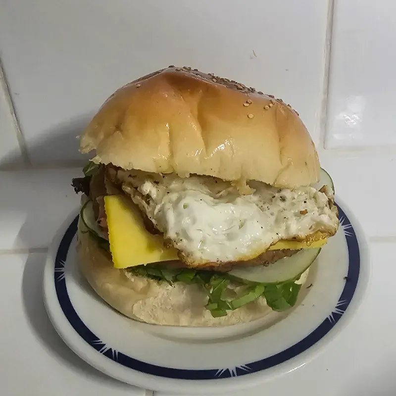Hamburguesa con Huevo Frito, Jamón y Queso Gouda 