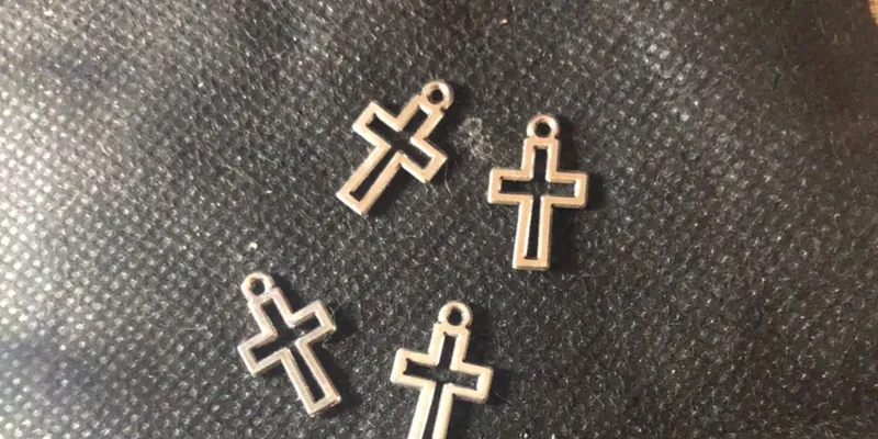 Dije de cruz pequeña 