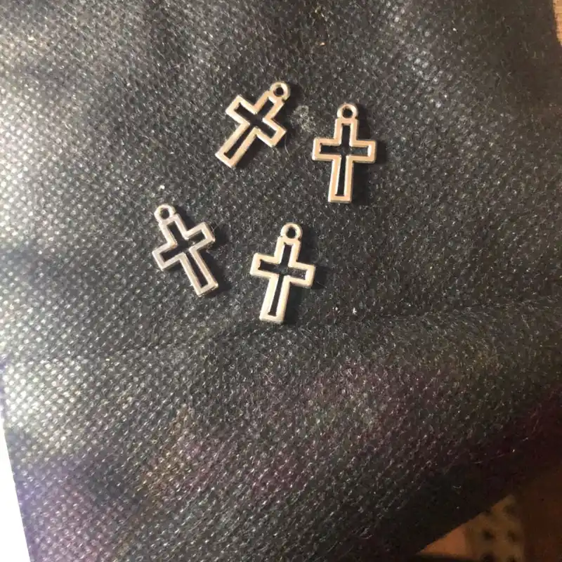 Dije de cruz pequeña 