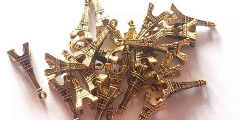 Dije de torre effeil dorado 