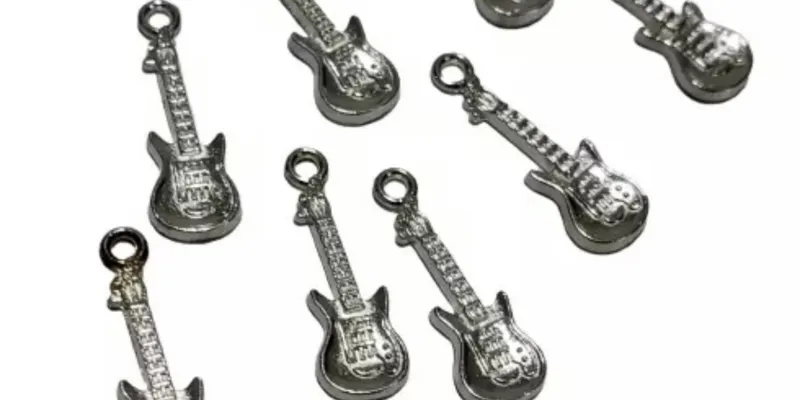 Dijes guitarra dorado 