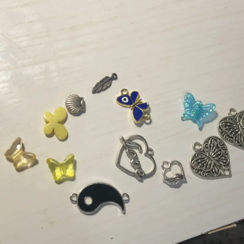 Dijes y conectores variados 