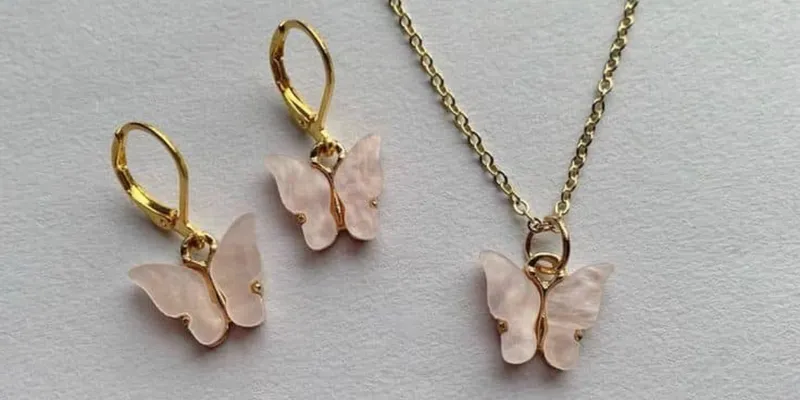 Juego de Cadena y aretes de mariposa 