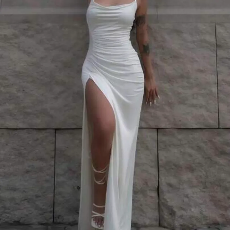 Vestido elegante abierto a un lado 