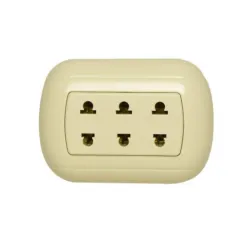 Tomacorriente universal triple (superficie)