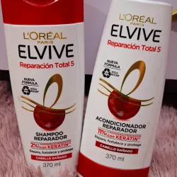 champú y acondicionador L'Oréal Paris Elvive Reparación Total 5, diseñados para el cabello dañado. 