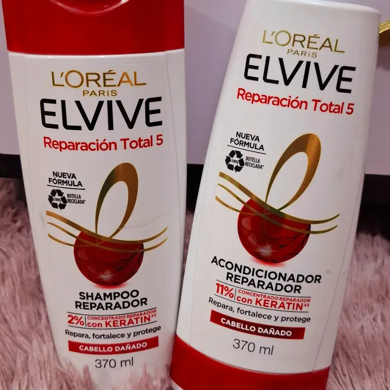 champú y acondicionador L'Oréal Paris Elvive Reparación Total 5, diseñados para el cabello dañado. 
