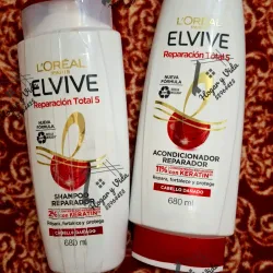 champú y acondicionador L'Oréal Paris Elvive Reparación Total 5, diseñados para el cabello dañado. 