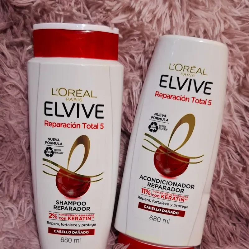 champú y acondicionador L'Oréal Paris Elvive Reparación Total 5, diseñados para el cabello dañado. 