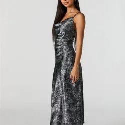 Vestido negro con detalles en plateado de satin.