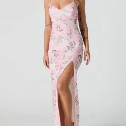 Vestido rosa largo.