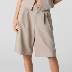 Bermuda de tiro medio.