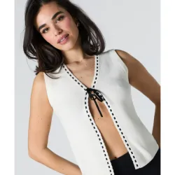Blusa blanca con abertura adelante